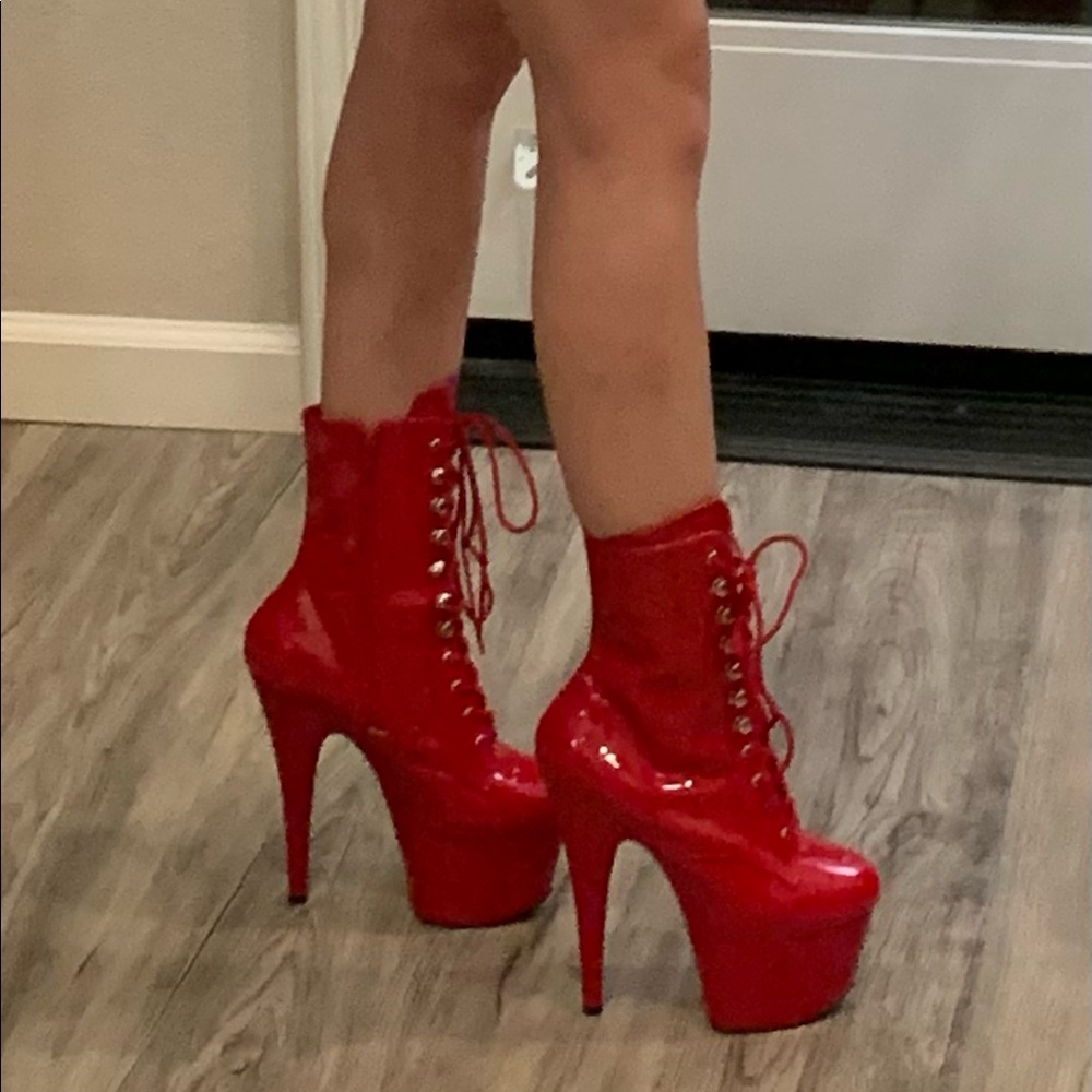 I bought these for Halloween, probably won’t ever wear them again.Pleaser size 8